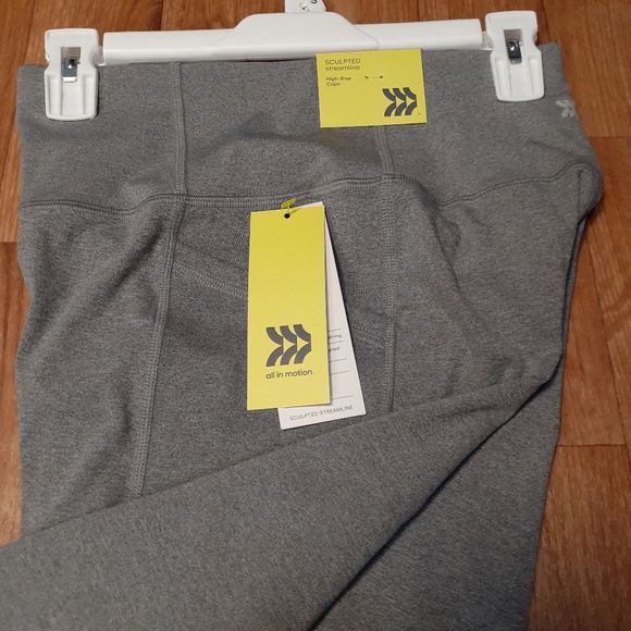 All In Motion High-Rise Gray Capri Workout Leggings Small NWT - Picture 2 of 3